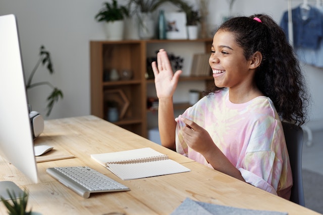 girl online learning