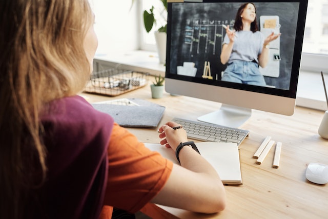 girl online learning