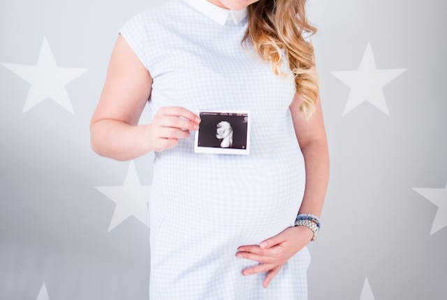pregnant woman with ultrasound photo