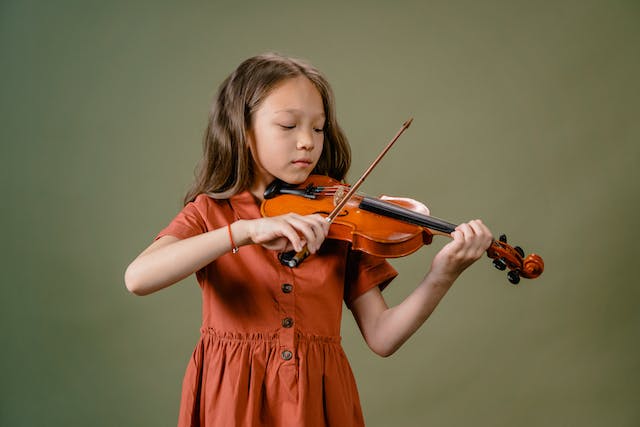 girl playing viola