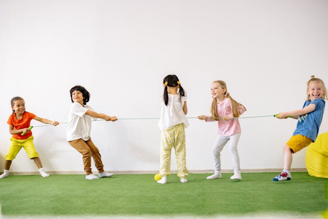 kids pulling rope