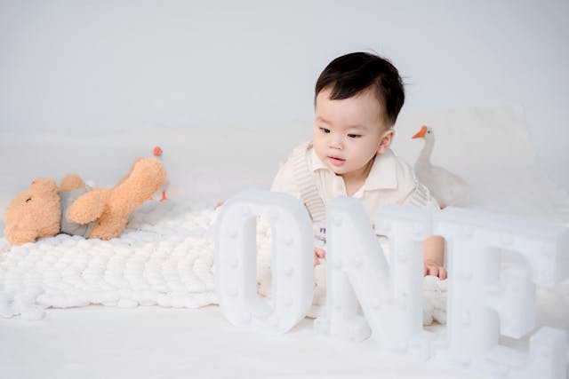 baby with ONE sign