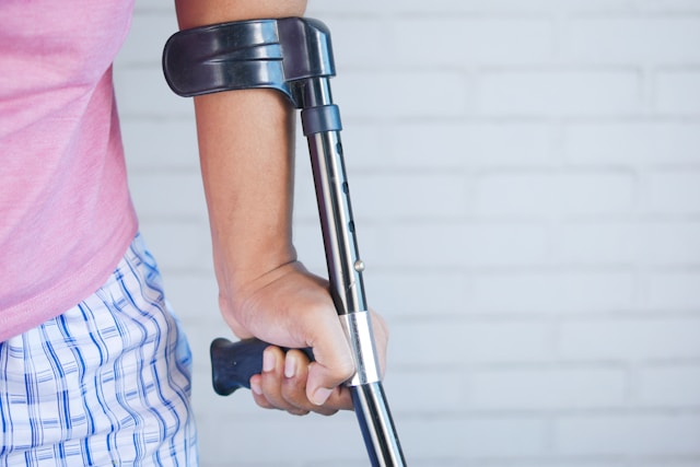 girl with arm crutches