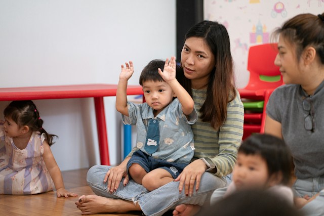 mom with kid at circle time